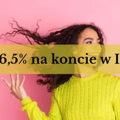 Kobieta z burzą włosów cieszy się z wysokiego oprocentowania lokaty w ING.