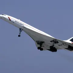Concorde, legendarny francuski samolot naddźwiękowy British Airways, wznosi się na tle błękitnego nieba.