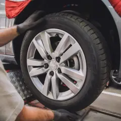 Mechanik sprawdza oponę, szukając oznak bicia opony objawy.