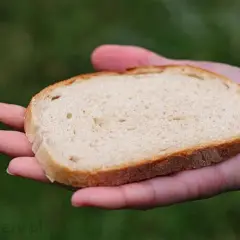 Kromka chleba: 60-120 kcal? Poznaj prawdę o kaloriach!