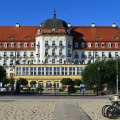 Grand Hotel w Sopocie, idealne miejsce na weekendowy wypad nad morze. Piękna plaża i błękitne niebo.