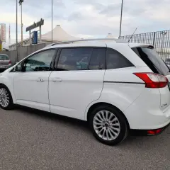 Ford C-Max 7 posti bianca, vista laterale. Ideale per famiglie numerose, offre spazio e comfort.