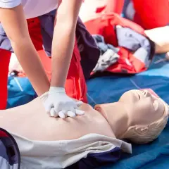 Ćwiczenie pierwszej pomocy krok po kroku: resuscytacja krążeniowo-oddechowa na fantomie.