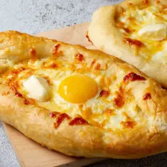 Chaczapuri, pyszne jedzenie w Gruzji, z rozpływającym się serem, jajkiem i masłem.