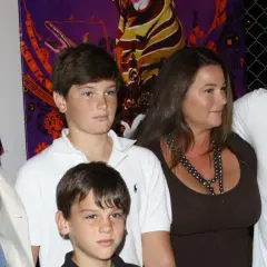 Pierce Brosnan z rodziną. Na zdjęciu jego dzieci, żona i syn.