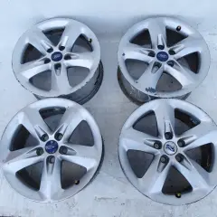 Cztery felgi aluminiowe Ford 5x108, idealne do wielu modeli Forda, takich jak Focus czy Mondeo.