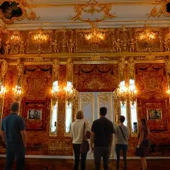 Zachwycająca bursztynowa komnata w Polsce, gdzie złociste zdobienia i bursztynowe panele tworzą magiczną atmosferę.