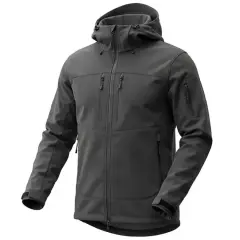 Szara kurtka softshell z kapturem i licznymi kieszeniami. Dowiedz się, jak prać softshell, by zachował swoje właściwości.