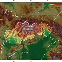 Mapa Słowacji z zaznaczonymi górami, w tym Tatrami i Gerlachowskim Szczytem. Kolory wskazują wysokość nad poziomem morza.