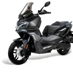 Scooter gris oscuro con parabrisas alto, asiento doble y detalles plateados. Una de las marcas de scooters más modernas.
