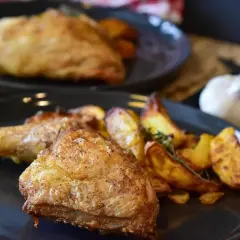 Pyszne pieczone udka kurczaka z chrupiącymi ziemniakami. Idealny pomysł, co zrobić z ugotowanych udek kurczaka, by zachwycić domowników.