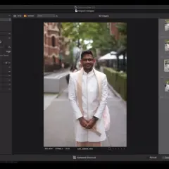Mężczyzna w białej szacie ślubnej uśmiecha się do kamery. Capture One pozwala na import i grupowanie zdjęć.