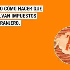 Etiqueta de cartón con "TAX FREE" en naranja. El texto principal explica tax free qué es y cómo recuperar impuestos al viajar.
