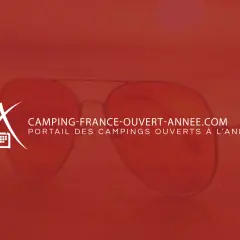 Logo et texte "Camping-France-Ouvert-Annee.com" sur fond rouge, avec des lunettes de soleil. Le portail des campings ouverts à l'année.
