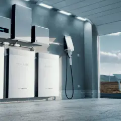 Nowoczesny magazyn energii do domu: panele słoneczne, turbiny wiatrowe i systemy akumulatorów litowo-jonowych zapewniające zrównoważoną przyszłość.
