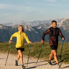 Para prawidłowo założyć buciki na kijki nordic walking, zacznij od dopasowania ich do stóp. Upewnij się, że są wygodne i nie uciskają.