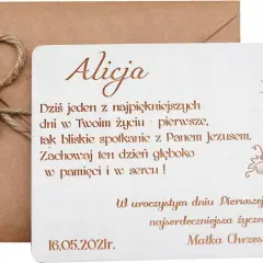 Drewniana kartka z życzeniami na komunię, ozdobiona motywem kielicha i winogron, na tle koperty.