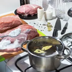Przygotowanie solanki: mięso, sól, pieprz, liście laurowe i ziele angielskie to kluczowe jakie przyprawy do solanki.