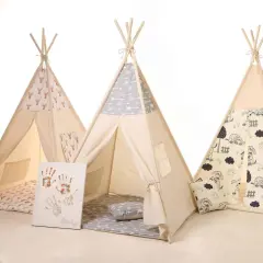 Trzy urocze namioty tipi, jeden z motywem jelonków, drugi ze strzałkami, a trzeci z pieskami. Idealne do dziecięcej zabawy.