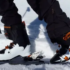 Nogi w butach do ski tury, gotowe do podboju ośnieżonych szlaków.