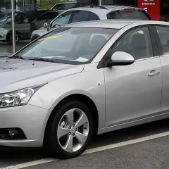 Srebrny Chevrolet Cruze na parkingu. Wiele osób szuka chevrolet cruze opinie przed zakupem.