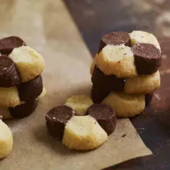 Schackrutiga kakor, perfekta för fikat. Ett enkelt recept på schackrutor som alla älskar.