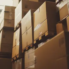 Pudełka czekają na doręczenie do safeplace DPD. Magazyn pełen paczek gotowych do wysyłki.