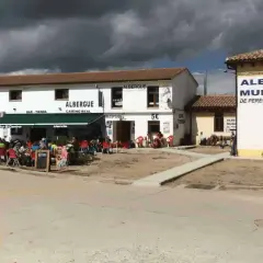 Albergues del Camino de Santiago, como este municipal, ofrecen descanso gratuito a peregrinos. Hay bar y tienda.