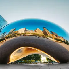Lśniące dzieła Anish Kapoor odbijają panoramę miasta.