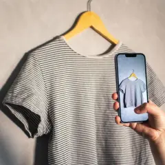 Robię zdjęcie paska koszulki, by sprzedać ją na Vinted. To świetny sposób na zarobek!