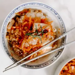 Kimchi: Z czym jeść? Odkryj 20+ pomysłów na dania i połączenia!