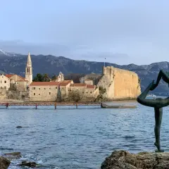 Posąg tancerki na tle Starego Miasta w Budvie. Idealne miejsce na weekendowy wypad do Czarnogóry.