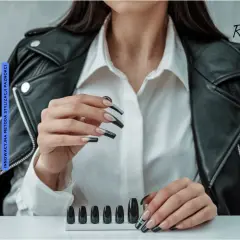 Eleganckie paznokcie w stylu french konstrukcyjny, prezentowane przez modelkę w skórzanej kurtce.