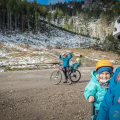 Rodzina na rowerach odkrywa tatrzańskie trasy rowerowe. Radosne dzieci i rodzice cieszą się zimowym krajobrazem.