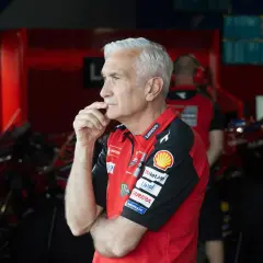 Davide Tardozzi, con su mano en la barbilla, reflexiona en el box de Ducati.