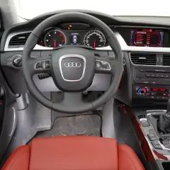 Wnętrze Audi z czerwonymi skórzanymi siedzeniami i kierownicą. S tronic.