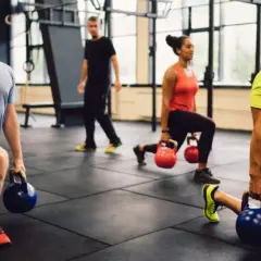 Czym jest crossfit? Odkryj jego zalety i unikalne ćwiczenia