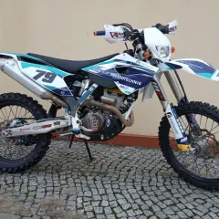 Husqvarna 250 FE z numerem 79, gotowy do akcji na wyboistym terenie.