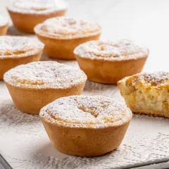 Dolcetti monoporzione con ripieno cremoso, spolverati di zucchero a velo. Perfetti per chi cerca ricette dolci semplici e veloci.
