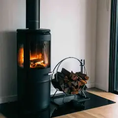Poêle à bois moderne avec flammes vives et bûches. Une question se pose : peut-on installer un poêle à granule soi même ?