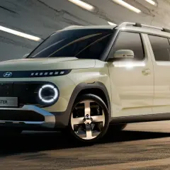 Nowy Hyundai Inster w kolorze kremowym, z okrągłymi światłami LED i charakterystycznym grillem. Sprawdź jego atrakcyjną cenę!