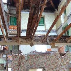 Travaux de rénovation : on s'apprête à refaire un plancher sur poutre dans une maison en démolition.