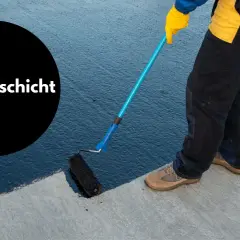 Arbeiter beschichtet mit Bitumen eine Fläche neu.