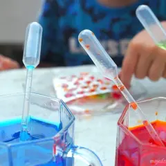 Proste eksperymenty z wodą: nauka i zabawa dla dzieci