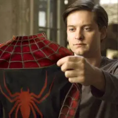 Tobey Maguire examine le costume de Spider-Man, un moment clé dans les films avec Tobey Maguire.