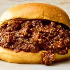 En saftig sloppy joe med köttfärs och en hemlagad sås, perfekt för ett snabbt och gott sloppy joe recept.