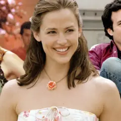 Jennifer Garner ler i en blommig klänning, bredvid Mark Ruffalo. En annan kvinna syns till vänster. Rollistan i 13 snart 30.