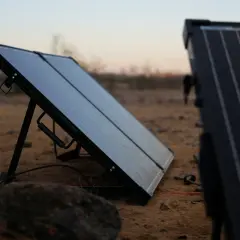 Składane panele słoneczne na pustynnym tle. Czy to rozwiązanie on-grid, co to znaczy?