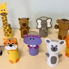 Zwierzęta z rolek papieru: żyrafa, tygrys, hipopotam, słoń, małpa, lew, niedźwiedź, zebra i biały miś.