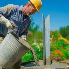 Ile wody na worek cementu? Sprawdź, jak uniknąć błędów w betonie